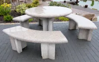 Steinmöbel aus rotem Granit für die Terrasse