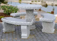Tischgruppe am Teich mit Tischen und Bänken aus Granit
