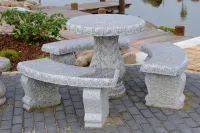 Tischgruppe aus Granit mit einem Tisch und drei Bänken