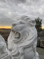 Wächterlöwe mit offenem Maul aus Marmor am Abend