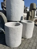 Runde Pflanzkübel aus gelben Granit