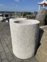Zylindrischer Pflanzkübel aus Granit mit gestockter Oberfläche