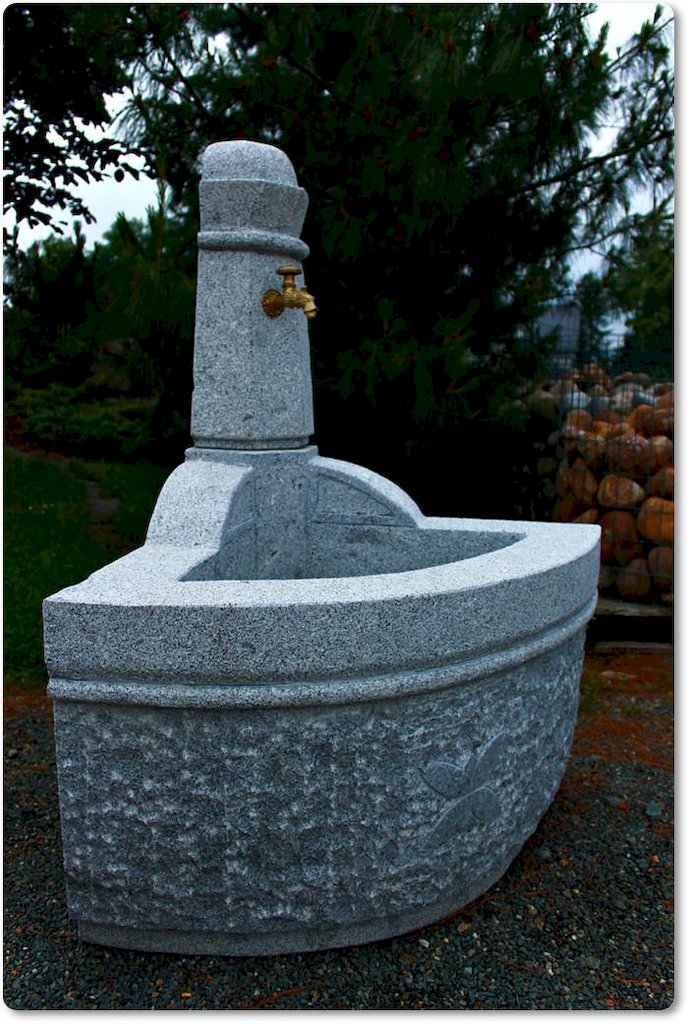 Eckbrunnen aus Naturstein für den Garten