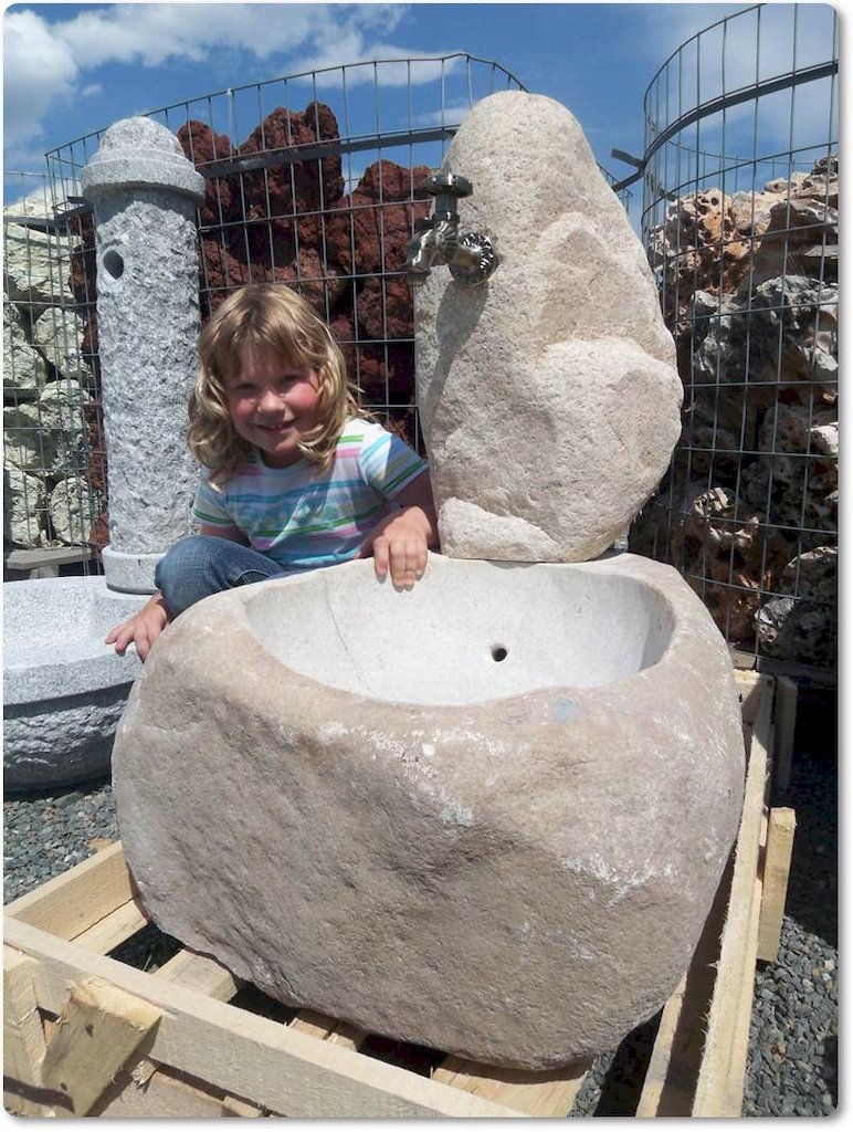 Gartenbrunnen aus Naturstein Findling