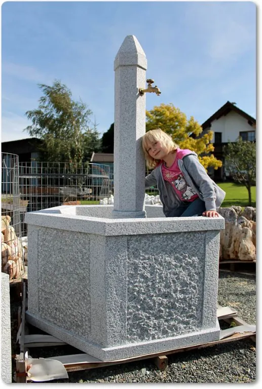 Gartenbrunnen aus Stein sechseckig