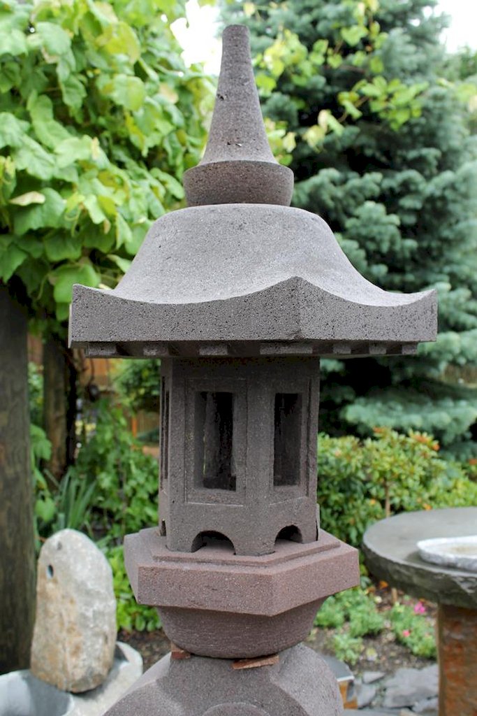 Große Rankei Steinlaterne aus Lava