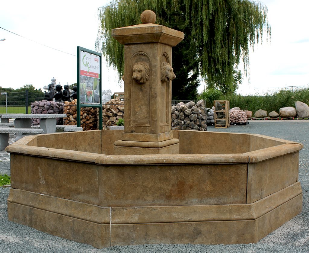 Großer achteckiger Brunnen Antik aus Kalkstein