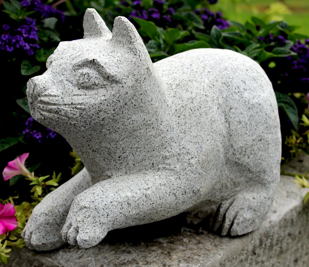 Katzen aus Naturstein Granit für den Garten