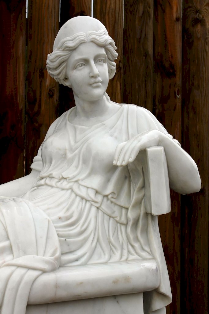 Marmorskulptur Steinfigur aus weißem Marmor sitzend