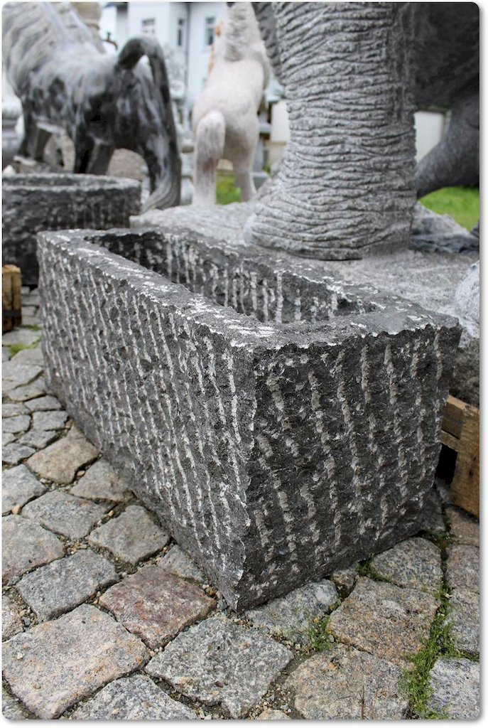 Natursteintrog aus Marmor