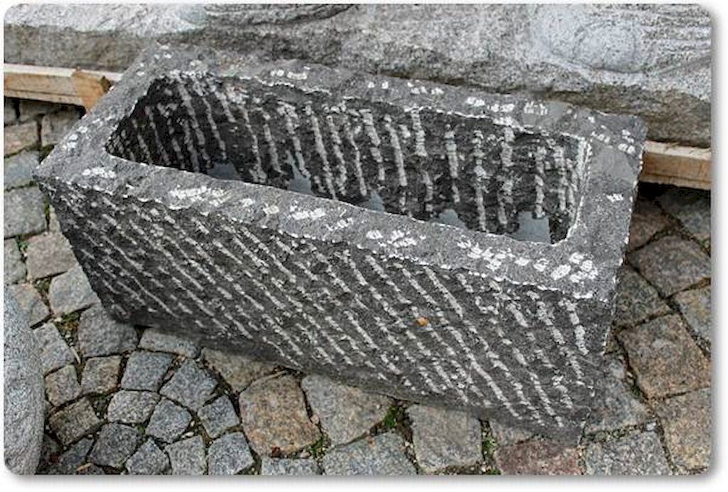 Natursteintrog aus Marmor