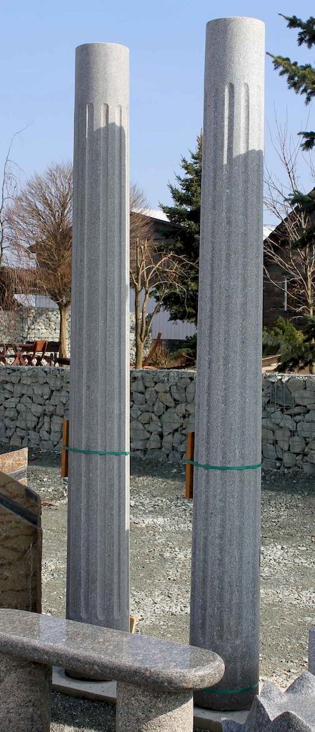 Säulen aus dem Naturstein Granit poliert