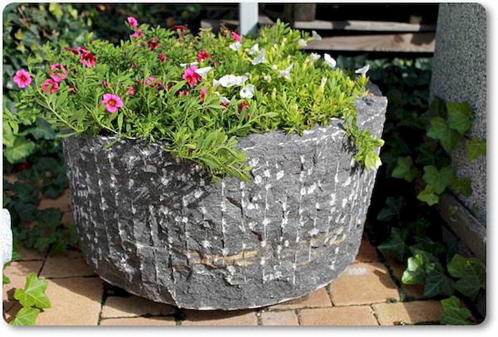 Runder Steinkübel aus Marmor für den Garten