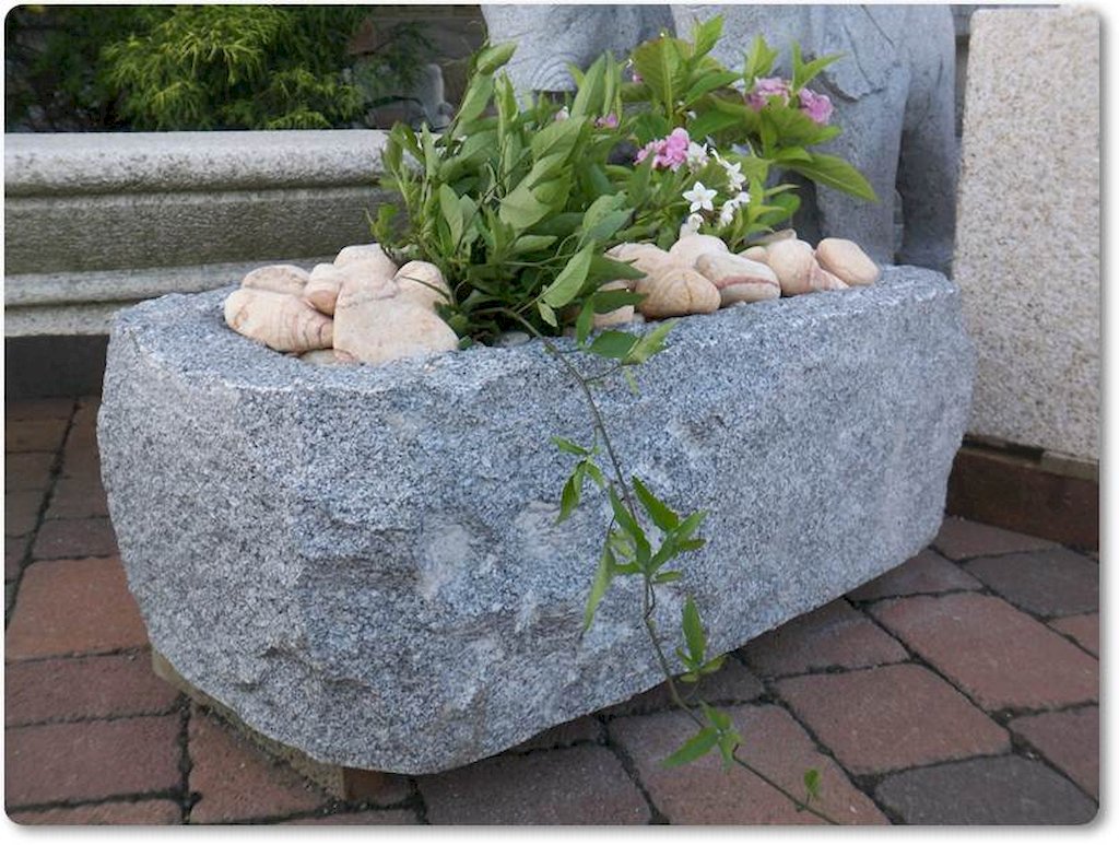 Steintrog Aus Grauen Granit Fur Den Garten