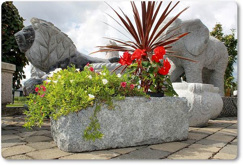 Steintrog Aus Grauen Granit Fur Den Garten