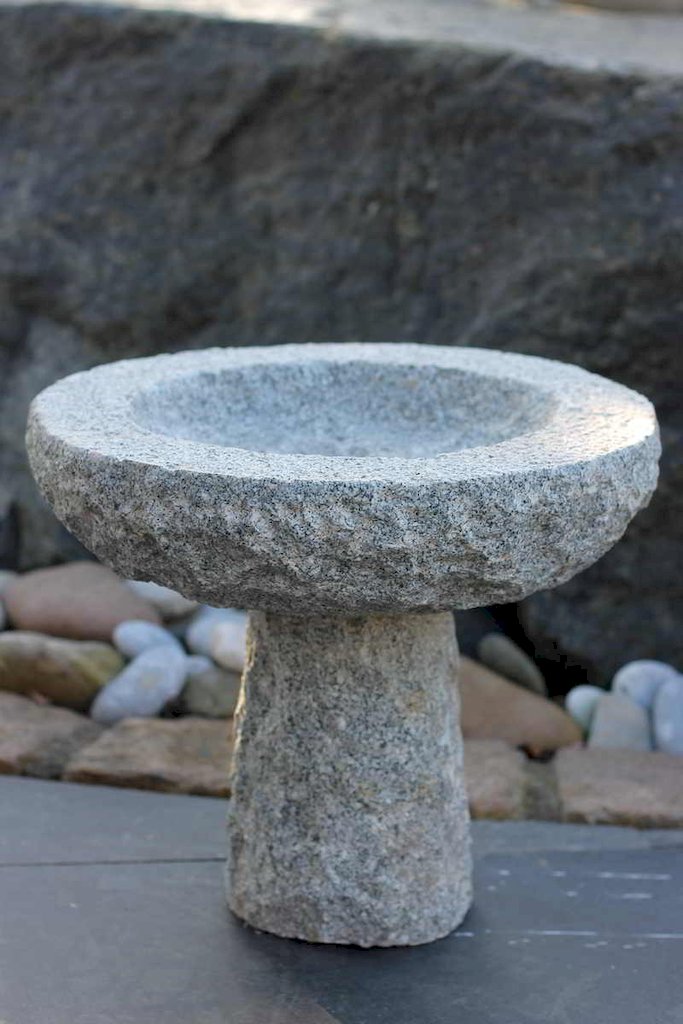 Vogeltränke aus Granit mit Standfuß