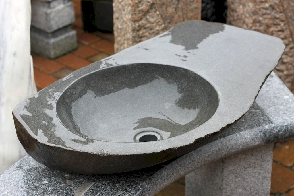 Waschbecken aus Basalt mit Ablage