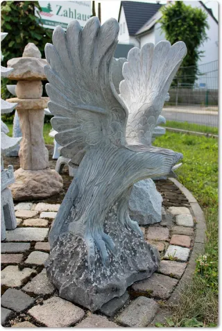 Adler aus Stein groß und wuchtig für den Garten