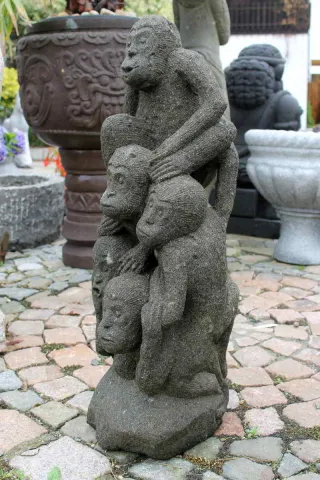 Affen aus Naturstein Basanit dargestellt als Affensäule für den Garten