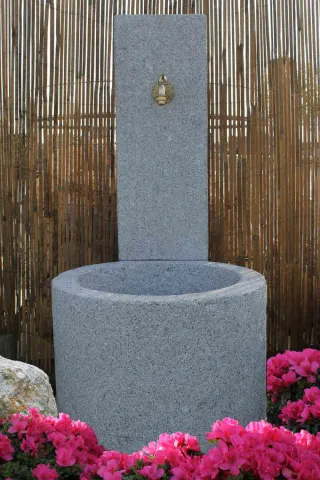 Brunnen modern aus Granit für die Gartengestaltung