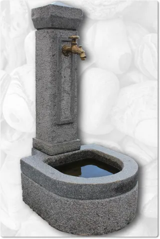 Brunnen teilweise poliert mit Brunnensäule aus Granit