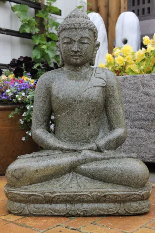 Buddha aus grüner Lava für die Gestaltung einer Tempelanlage