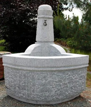 Eckbrunnen aus Naturstein Granit mit Verzierungen zur Gartengestaltung