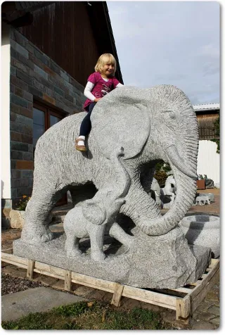 Elefant mit Kalb aus Granit auf Standsockel für die Gartengestaltung