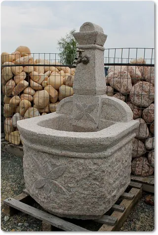 Gartenbrunnen aus Granit grob geschlagen mit Verzierungen