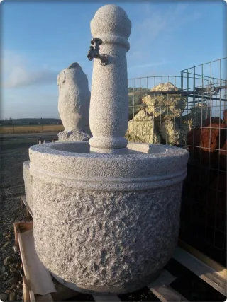 Gartenbrunnen rund aus massivem Granit für die Gartengestaltung