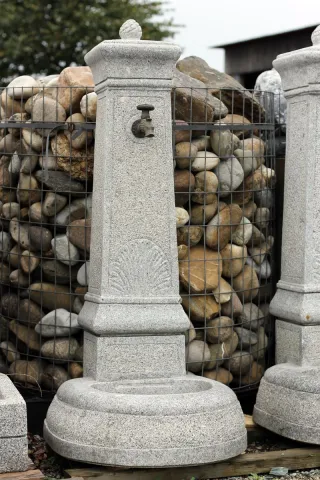 Granitbrunnen Wien mit formschöner Brunnensäule zur Gartendekoration