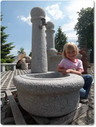 Granitbrunnen rund mit Kugelsäule