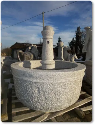 Großer runder Brunnen aus massivem Granit für die Gartengestaltung