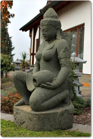 Indonesische Steinfigur Siwa Duduk für die Gartendekoration