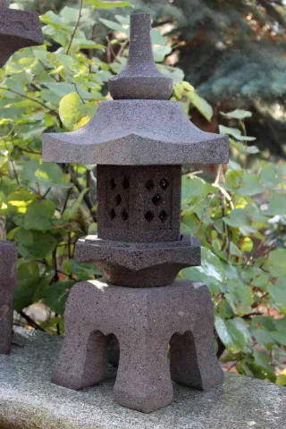 Japanische Gartenlaterne aus Lava mit vier Standfüßen für den Garten