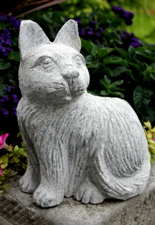 Katze aus Stein für die Gartendekoration