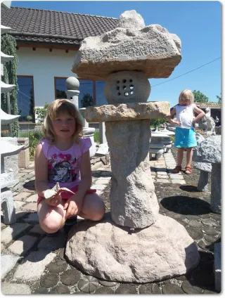 Steinlampen und Gartenlaternen aus gelbem Sandstein für den Garten