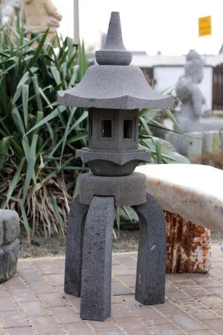 Laterne aus Lavastein mit drei Standfüßen für den Garten