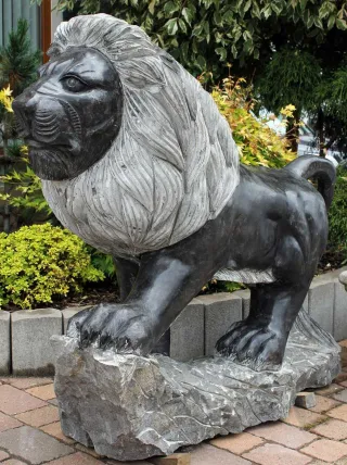 Löwe aus Marmor auf Steinsockel mit grauer Mähne