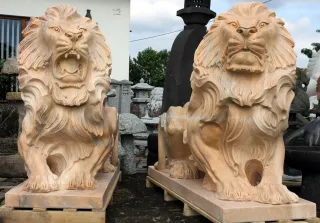 Löwenpaar aus geflammtem Marmor groß und mächtig für den Garten