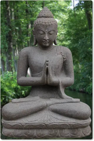 Meditierender Buddha aus Naturstein Rhyolith