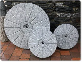 Mühlsteine aus Naturstein Granit in unterschiedlichen Größen