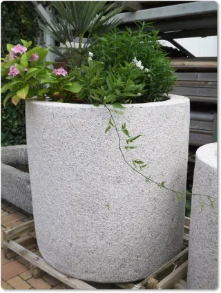 Natursteinkübel aus Granit zur individuellen Gartengestaltung