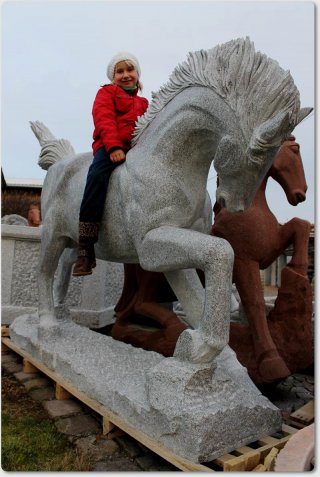 Pferd aus Naturstein