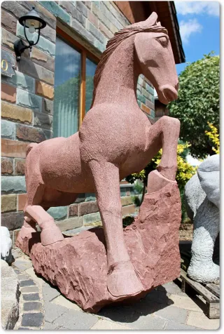 Pferd aus rotem Sandstein für den Garten