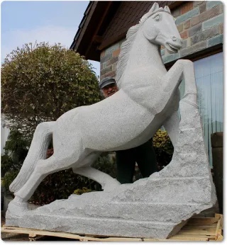 Pferde in Lebensgröße aus grauem Granit zur Gestaltung von Gärten oder Reiterhöfen