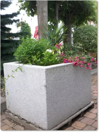Pflanzkübel aus Naturstein Granit zur Bepflanzung