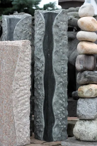 Quellstein Steinsäule aus Diorit