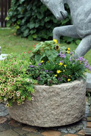 Runder Steintrog aus Granit für den Garten