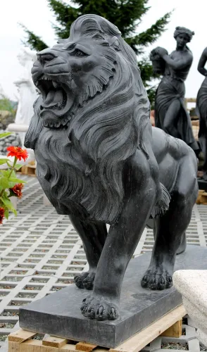 Schwarzer Löwe auf Standplatte aus dunklem Kalkstein